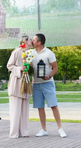 Целуются